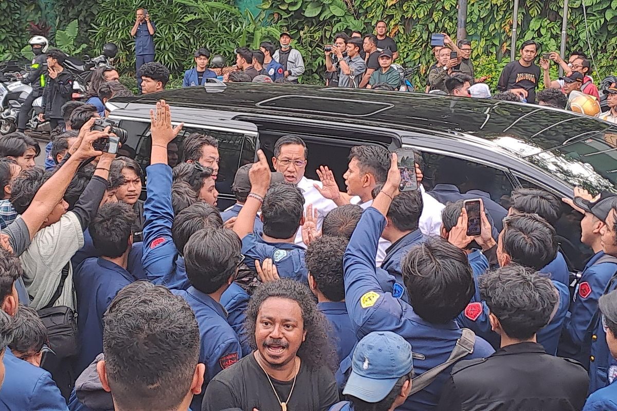 Menteri Hukum Dipaksa Keluar dari Mobil oleh Massa Demo RUU TNI