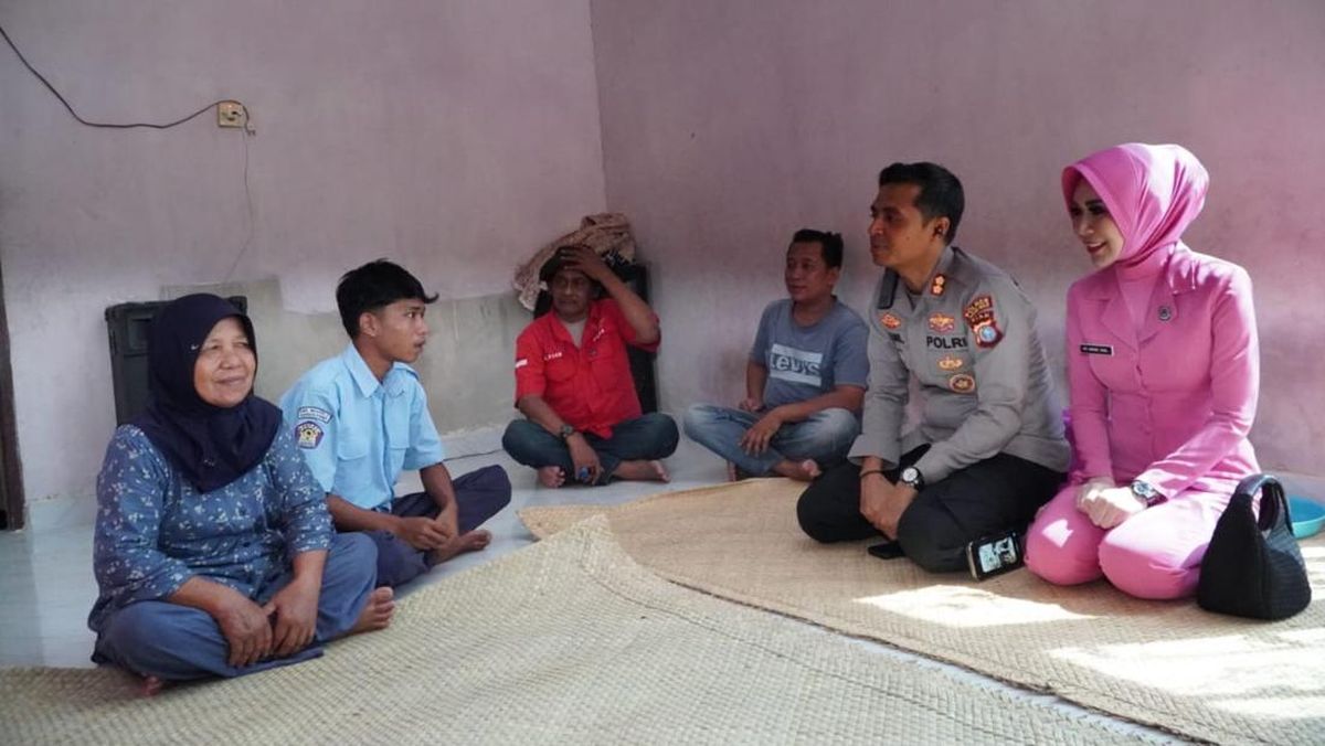 Kapolres Rokan Hulu Bantu Siswa Tunggak Uang Praktik